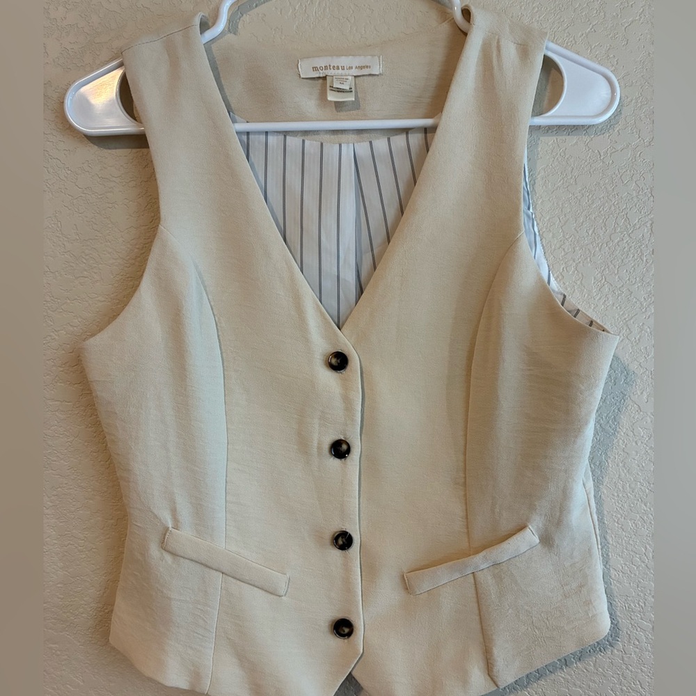 Monteau Cream Sleeveless Vest